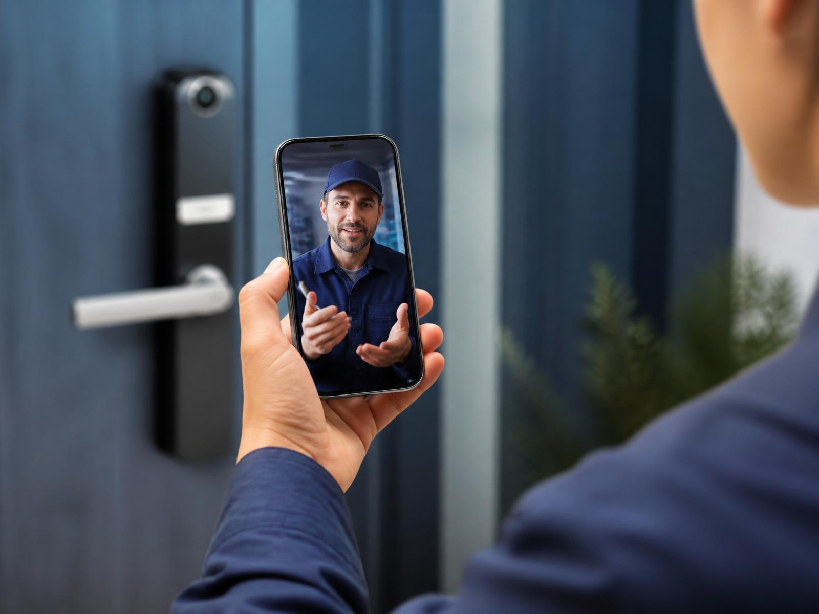 Serrurier professionnel accompagnant un client en visioconférence